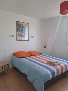 Ένα ή περισσότερα κρεβάτια σε δωμάτιο στο Paris-Reims, 4 chambres- Spa, Grand jardin privé