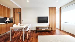a living room with a white table and chairs at Desconectaengalicia Rincón de Cabodeiro in Isla de Arosa