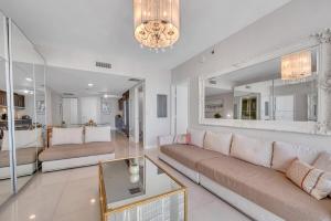 A seating area at 37th Floor Luxurious unit with Bay & Pool view FREE SPA