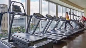 The fitness centre and/or fitness facilities at 37th Floor Luxurious unit with Bay & Pool view FREE SPA