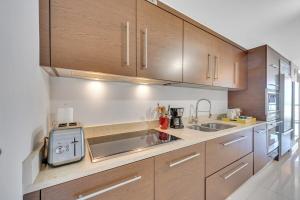 A kitchen or kitchenette at 37th Floor Luxurious unit with Bay & Pool view FREE SPA