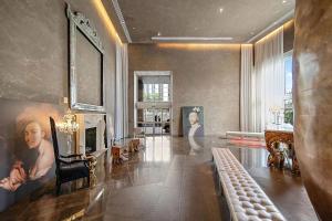 A seating area at 37th Floor Luxurious unit with Bay & Pool view FREE SPA