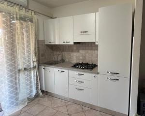 Kuchyňa alebo kuchynka v ubytovaní CASA MONELLA mono locale vista mare