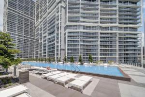 Bazén v ubytování 37th Floor Luxurious unit with Bay & Pool view FREE SPA nebo v jeho okolí