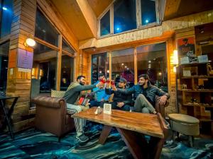 Hosté ubytování The Elevia, Jibhi + 49 fotografií