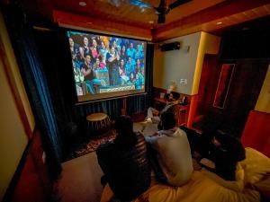 TV a/nebo společenská místnost v ubytování The Elevia, Jibhi