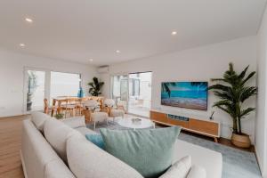 una sala de estar con un sofá y una mesa en Silver Coast Sunset View, en Atouguia da Baleia