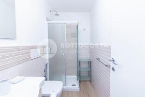 un baño con ducha y WC en LORY'S HOUSE, en Porto Cesareo 57 fotos más