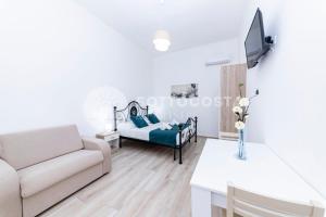 una sala de estar con un sofá y una mesa en LORY'S HOUSE, en Porto Cesareo