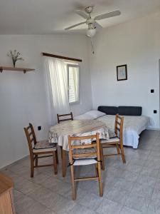 Postel nebo postele na pokoji v ubytování Apartmani Belobrk Potocnica Pag