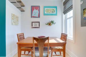 ワシントンにあるSojourn Condo in NW DC 2 blocks to Shaw Metroの木製のテーブルと椅子のあるダイニングルーム
