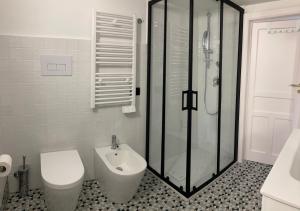 a bathroom with a shower and a toilet and a sink at Casa Makarina - Appartamento sul Corso Principale in Mazzarino
