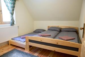 BucinにあるKét Patak Retreatの窓のある部屋にツインベッドが2台 +13枚の写真