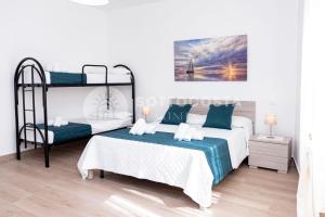 Un dormitorio con dos literas en una habitación. en LORY'S HOUSE, en Porto Cesareo