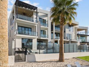 ein Gebäude mit einer Palme davor in der Unterkunft Simply BeUTAHful at Desert Color (by Ember Stays) in Atkinville