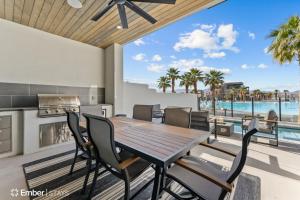 einen Tisch und Stühle auf einem Balkon mit Blick auf den Strand in der Unterkunft Simply BeUTAHful at Desert Color (by Ember Stays) in Atkinville