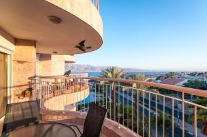 een balkon met uitzicht op het water bij Magical Sea View with 3 Bedroom in Eilat