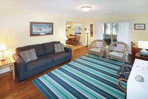 Χώρος καθιστικού στο Tall Pines - Pet friendly with screened porch!