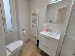マントンにあるFleur De Sel - Menton Centro-ideale invernoのトイレと洗面台を備えた白いバスルーム