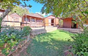 a house with a yard with a yard sidx sidx sidx at Inniberg Nylstroom in Nylstroom
