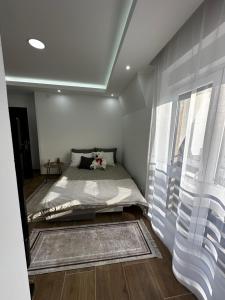 Posteľ alebo postele v izbe v ubytovaní Apartmani Mojić Divčibare