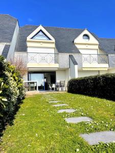 una grande casa bianca con balcone su un prato di Appartement bord de Mer ・Le rivage・ a Piriac-sur-Mer Altre 9 foto