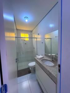 un bagno con wc, lavandino e doccia di Lindo apartamento a 300mts da praia Coroa Vermelha a Santa Cruz Cabrália