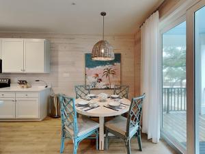 een keuken en eetkamer met een tafel en stoelen bij Cottages at Old Bay #5 in Orange Beach