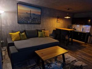 un soggiorno con un divano e un tavolo di Ferienwohnung Bavarian Relax - inklusive GästeCARD a Sankt Englmar