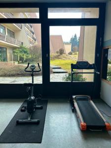 una palestra con tapis roulant accanto a una finestra di Ferienwohnung Bavarian Relax - inklusive GästeCARD a Sankt Englmar