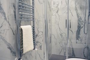 e bagno con doccia, asciugamano e servizi igienici. di House 21 Residence Room a Collecchio