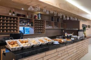 a bakery with a counter with baskets of bread at Hotel MS Ciudad Jardin in Cali