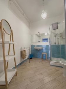 Un baño con ducha, inodoro y lavabo. en Casa del Corso, en Sorrento