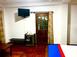 TV a/nebo společenská místnost v ubytování Ella Odyssey Exchange Hotel & Camp side