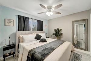 a bedroom with a bed and a ceiling fan at Charming 2 bed 1 Bath in Pahokee in Pahokee