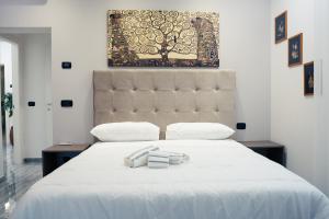 una camera con letto bianco e testiera del letto di House 21 Residence Room a Collecchio