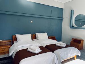 two beds sitting next to each other in a room at Guesthouse Lykourgos in Mavrommátion