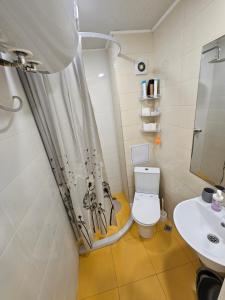 Un baño con ducha, inodoro y lavabo. en Данделион, en Burgas