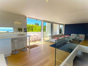a living room with a couch and a table at Vue Mer, Ports et Marina - Villa d'Architecte Haut de Gamme in Roscoff