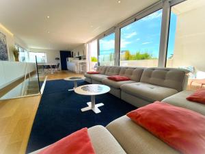 a living room with a couch and a table at Vue Mer, Ports et Marina - Villa d'Architecte Haut de Gamme in Roscoff
