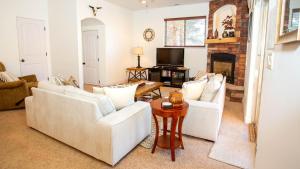 Μια τηλεόραση ή/και κέντρο ψυχαγωγίας στο Tranquil Desert Lodge Kanab Luxury Vacation Home