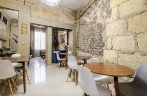 un ristorante con tavoli e sedie e un muro di mattoni di Adhoc Boutique Barrio Antiguo a Monterrey
