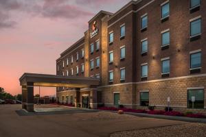 エイドリアンにあるComfort Inn & Suites Adrianのホテルの正面のレンダリング