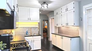 Kuchyň nebo kuchyňský kout v ubytování Cathedral Hill Charm + 39 fotografií