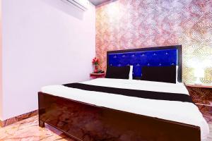 En eller flere senge i et værelse på Hotel O S B Guest house