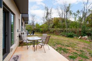 a patio with a table and chairs and a yard at Modern Cityscape Downtown Knoxville in Knoxville +37 photos