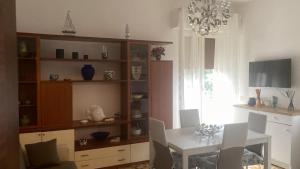 a living room with a table and a dining room at Profumo di mare in Tirrenia