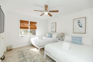 Giường trong phòng chung tại Southern Serenity Fenced in Yard Pet Friendly