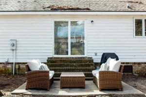 Khu vực ghế ngồi tại Southern Serenity Fenced in Yard Pet Friendly