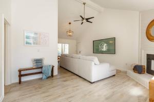 Giường trong phòng chung tại Southern Serenity Fenced in Yard Pet Friendly +37 ảnh